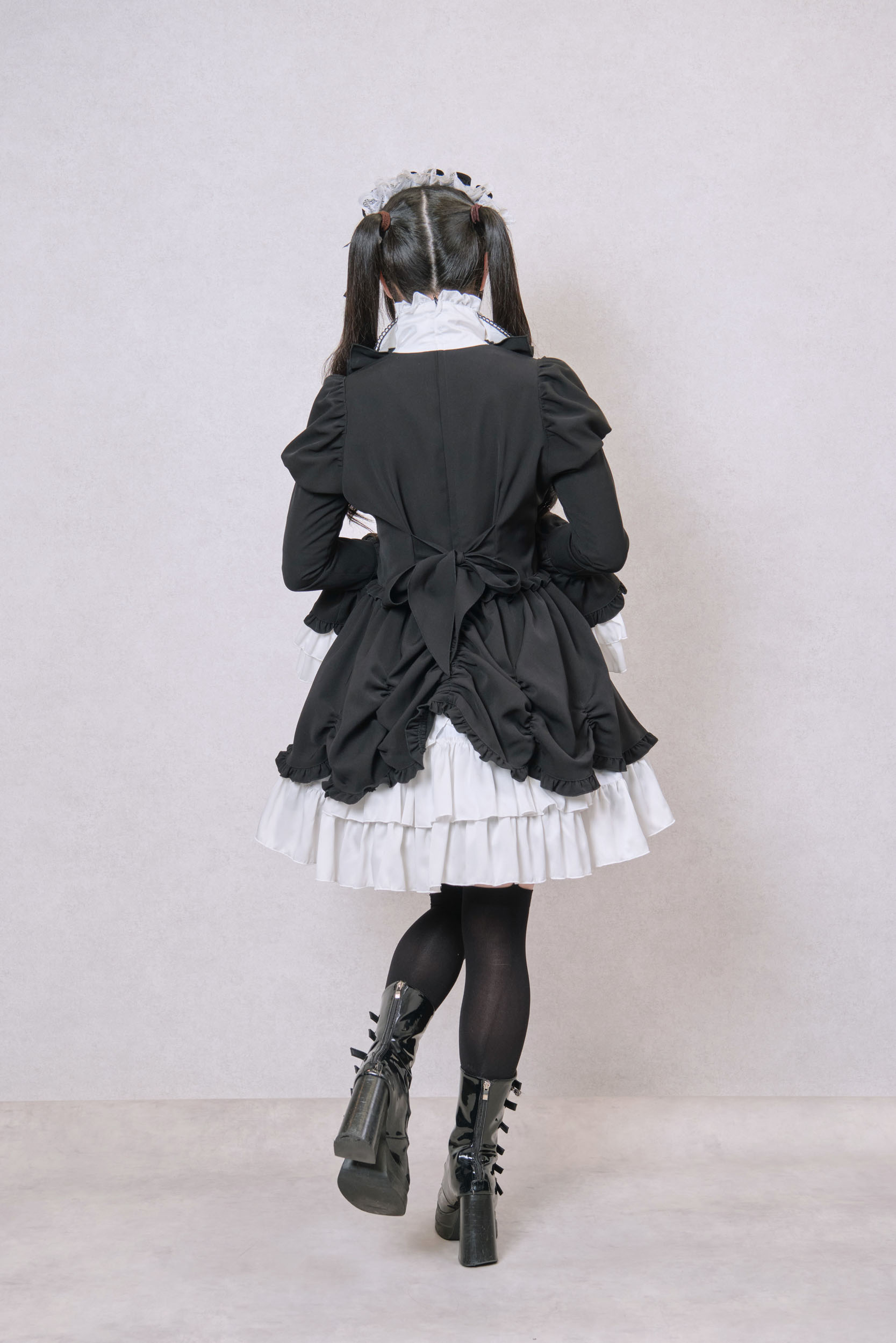 アリス風編み上げドレスワンピース：黒×白フリル×白パール｜東京