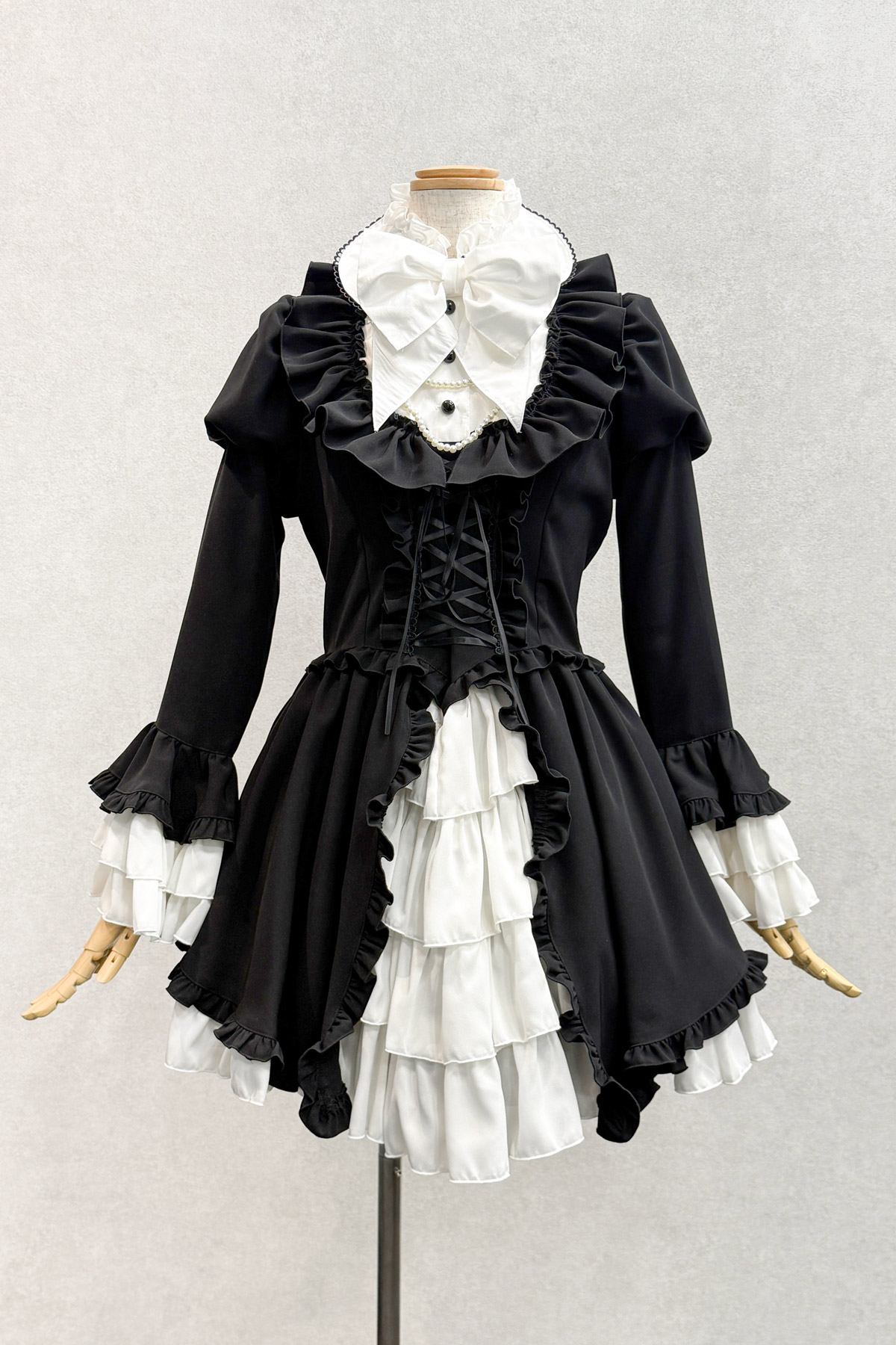 アリス風編み上げドレスワンピース：黒×白フリル×白パール｜東京